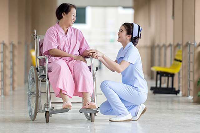 cuidado de personas mayores en hospitales: acompañamiento hospitalario en Valencia