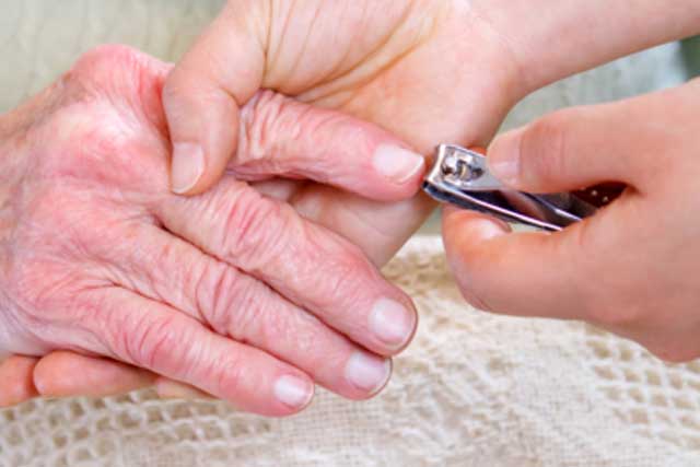cómo cortar las uñas de las manos a una persona mayor