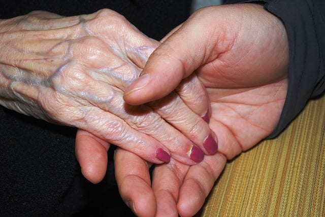 manicura y pedicura para mayores: podologia para ancianos