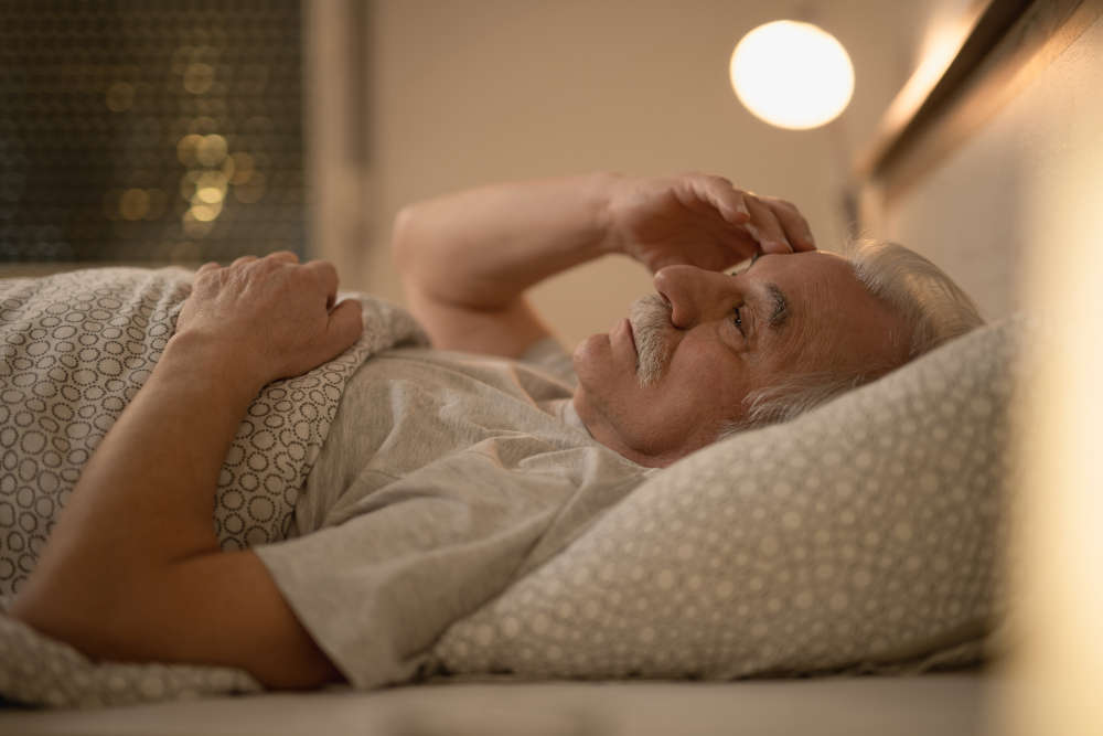 insomnio en ancianos: personas mayores que no duermen por la noche