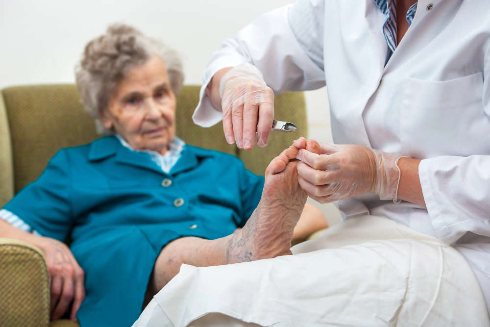 Higiene de pies en adultos mayores